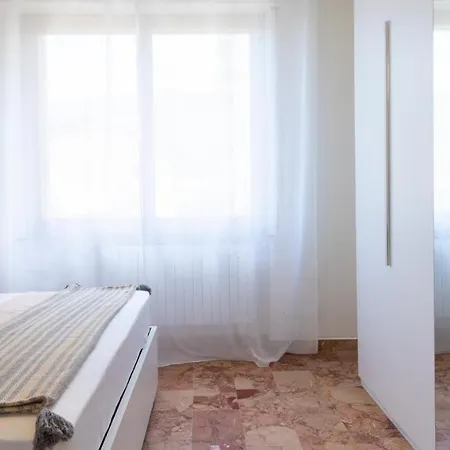 Lejlighed Altido Great 2br Apt With Parking In Country Como